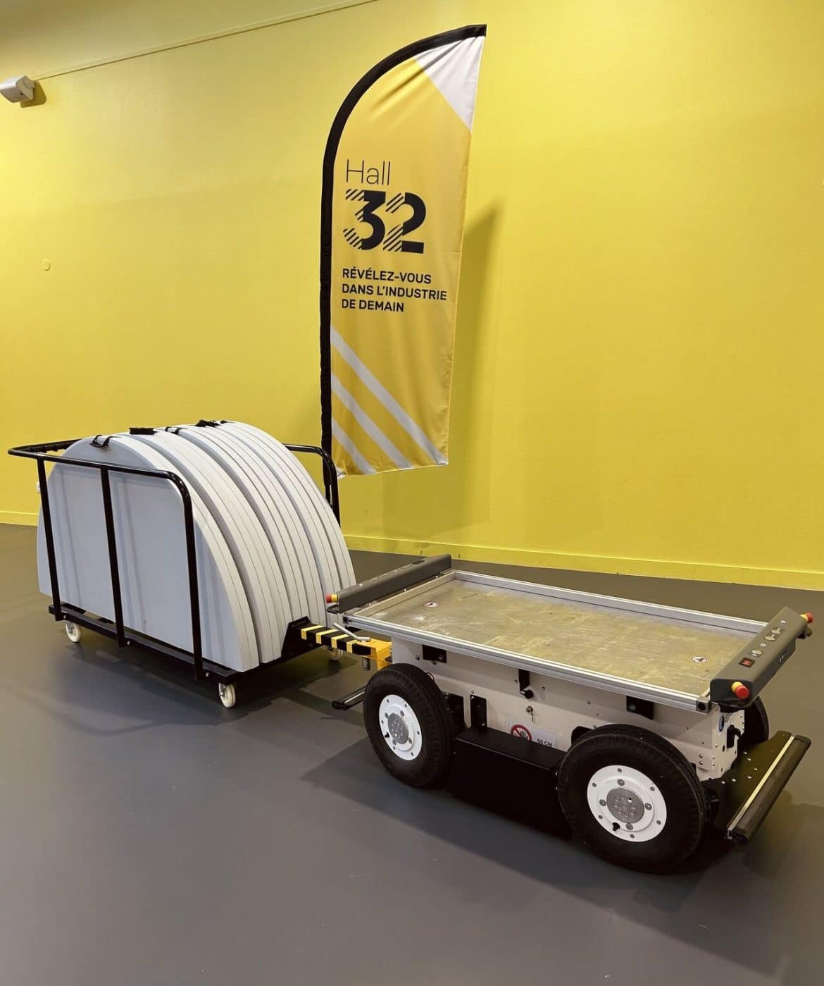 Thanks to the expertise of Hall 32 and Effidence, event furniture trolleys can now be towed by the EffiBOT.