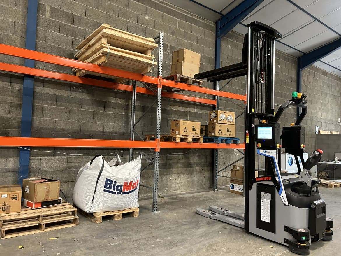 If you need to transport your pallets across your warehouse and onto high racks, the EffiBOT-P is the right choice for you.